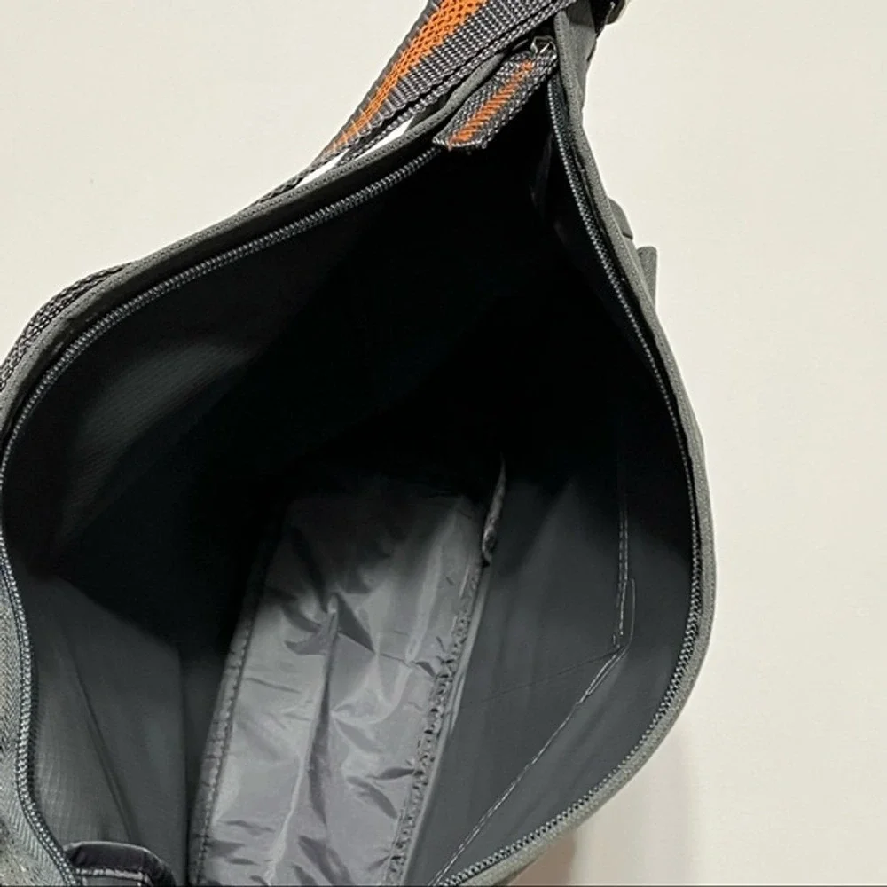 Curve messenger bag